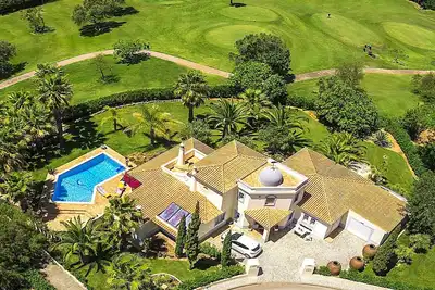 Image de Luxuriöse Villa - Privater Pool und schöner Garten by Interhome