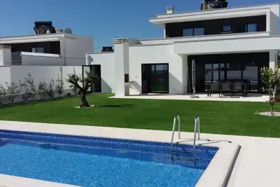 Image de Neue moderne Villa mit privatem Pool by Interhome