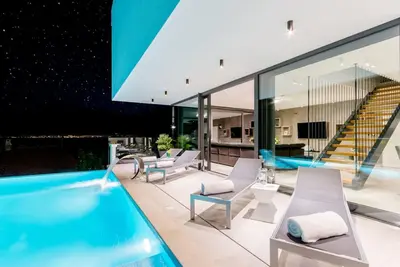 Image de Tolles Ferienhaus in Sutivan mit Privatem Pool by Interhome