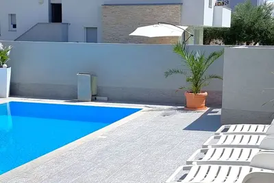 Image de Erdgeschoss-Ferienwohnung mit Garten und Pool by Interhome