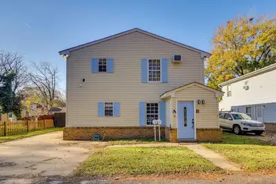 Image de < 1 Mi to Beach! Quaint Norfolk Duplex w/ Yard