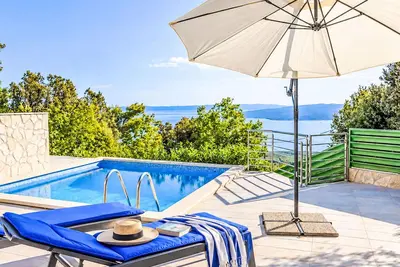 Image de Günstiges Ferienhaus mit Pool und Meerblick by Interhome