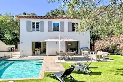 Image de Ferienvilla \"La Villa Blanche\" (Die weiße Villa) by Interhome