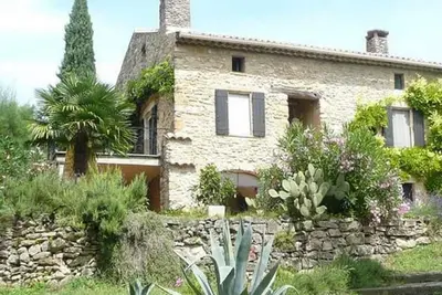 Image de Grosszügiges Ferienhaus mit Pool / Provence by Interhome