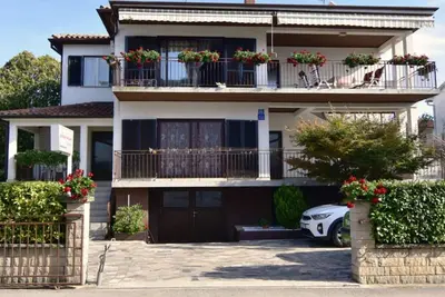 Image de Große Wohnung in Umag mit Terrasse und Grill by Interhome
