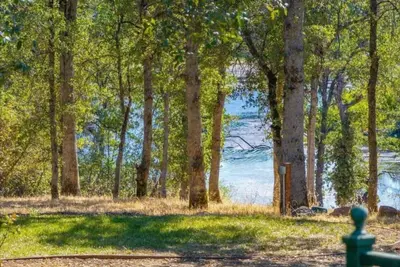 Peaceful Lakeside Apartment Garage & Ev