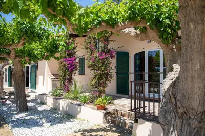 Image de im Herzen eines Weinguts, schattige Terrasse mit Meerblick, Pool by Interhome