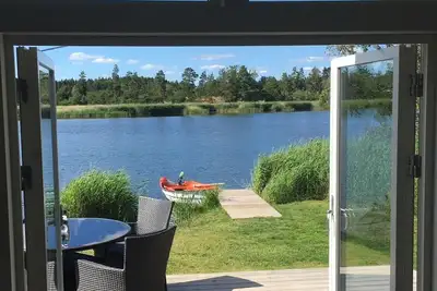 Image de Holzhaus mit Terrasse, direkt an einer Bucht by Interhome