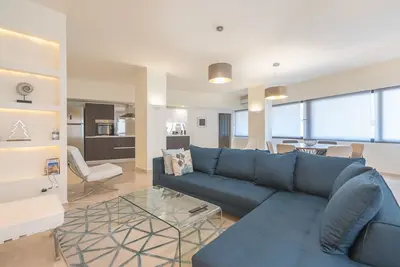 Image de Stilvolle 2 Schlafzimmer, nur wenige Schritte von Fokionos Negri by Interhome