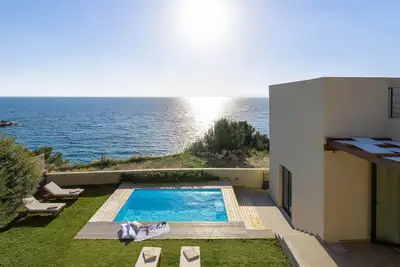 Image de South Key Villa mit Schwimmbad by Interhome