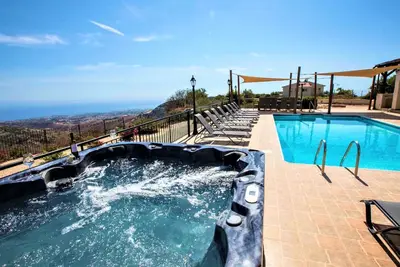 Image de Villa mit Blick auf die Berge und Whirlpool by Interhome