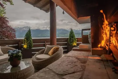 Image de Chalet am See mit Panorama Aussicht by Interhome