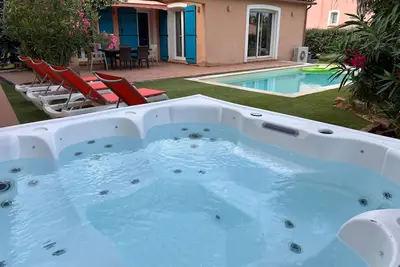 Image de Villa 3 Schlafzimmer beheizter Pool privater Jacuzzi by Interhome