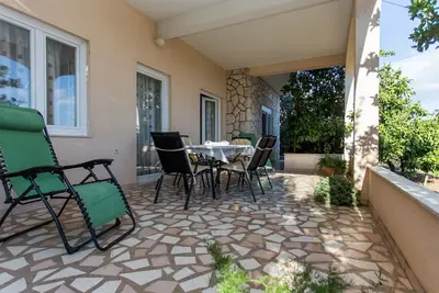 Image de Strandnahe Ferienwohnung Jure mit großer Terrasse by Interhome