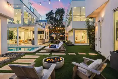 Image de Luxe 9bdr Retreat w/ Putting Green + Game Room | Bouldin Collective by AvantStay