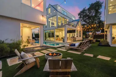 Image de Luxe 6bdr Retreat w/ Putting Green + Game Room | Bouldin Collective by AvantStay