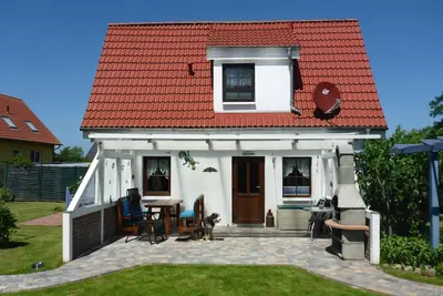 Image de Behagliches Ferienhaus mit Garten und Terrasse by Interhome