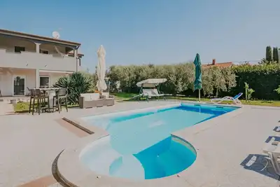 Image de Zweistöckiges Ferienhaus Villa Dany by Interhome