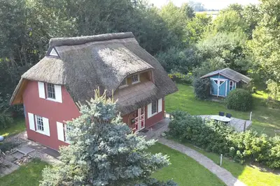 Image de Idyllisches Reetdachhaus mit großem Garten by Interhome