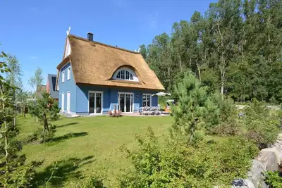 Image de Komfort Ferienhaus mit Sauna und Kamin, auf großem Waldgrundstück, in absoluter by Interhome