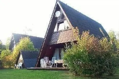 Image de Spitzdachferienhaus mit Schwedenofen und Garten by Interhome