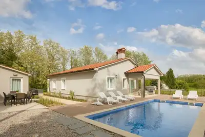 Image de Charmante Villa mit gepflegtem Garten und beheiztem Pool by Interhome