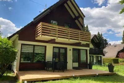 Image de Idyllisches Ferienhaus mit Balkon und Garten by Interhome