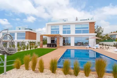 Image de Luxuriöse Villa mit 4 Schlafzimmern, Pool und Whirlpool by Interhome