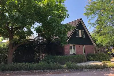 Image de Geräumiges Ferienhaus mitten im Wald by Interhome