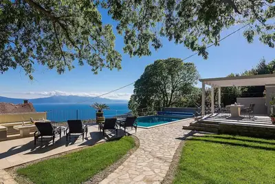 Image de Schönes Steinhaus mit beheiztem Pool, Terrasse m by Interhome