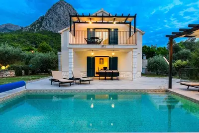 Image de Alleinstehendes Ferienhaus mit Pool und drei Sch by Interhome