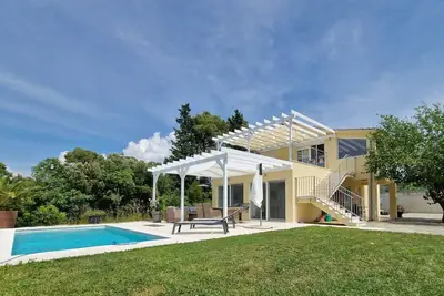 Image de Großes Ferienhaus zur alleinigen Nutzung mit Pool by Interhome