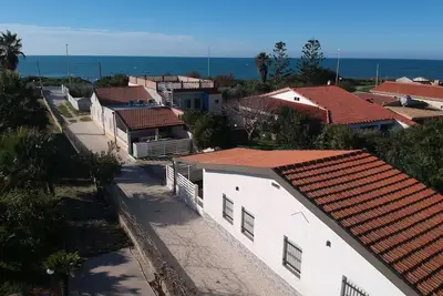 Image de Edoné, Wohnung mit Blick auf einen Sandstrand by Interhome
