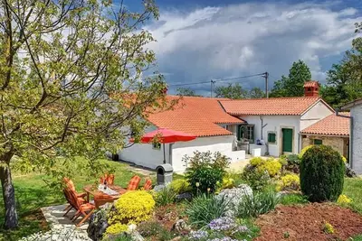 Image de Romantische Villa mit weitläufigem Garten by Interhome