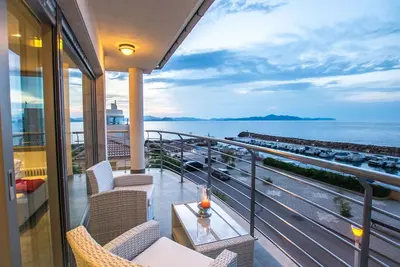 Image de Freistehendes Haus direkt am Meer gelegen by Interhome