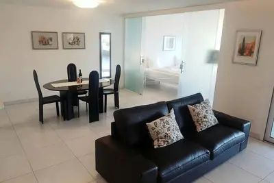 Image de Modern mit atemberaubendem Seeblick Apt 406 by Interhome