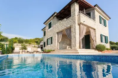 Image de Luxuriöse Steinvilla mit privatem Swimmingpool und herrlichem Meerblick by Interhome
