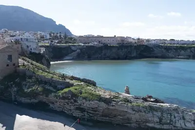 Image de Luxuriöse Flucht mit Meerblick by Interhome