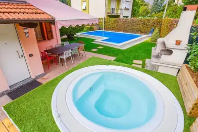 Image de Jane e Jolie Haus privates Schwimmbad und Jacuzzi by Interhome