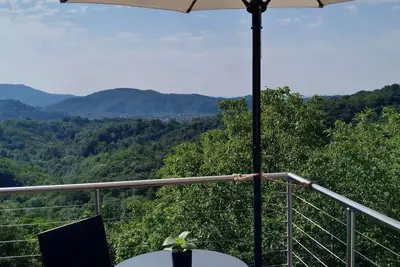 Image de Wunderschönes Ferienhaus mit Pool und 360° Blick by Interhome