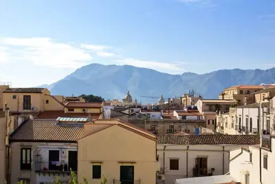 Image de Wohnung im Stadtzentrum von Palermo, nur einen Steinwurf vom Teatro Massimo ent by Interhome