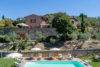 Image de Wunderschöne Wohnung in Cortona mit Großer Terrasse by Interhome