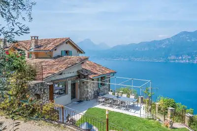 Image de Villa mit schönem Seepanorama und Naturteich by Interhome