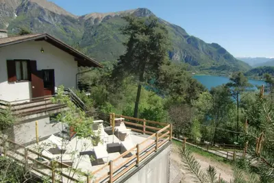 Image de Wohnung im ersten Stock mit schönem Seeblick by Interhome