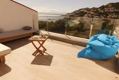 Image de Renoviertes Ferienhaus in Roses mit Terrasse by Interhome