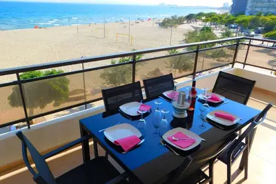 Image de Appartement in Roses mit Großer Terrasse und Meerblick by Interhome