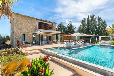 Image de Luxuriöse Villa mit beheiztem Pool für 8 Persone by Interhome