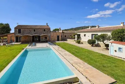 Image de Luxuriöse Finca im modernen Stil mit Pool und Klimaanlage by Interhome