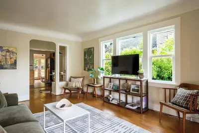 Image de Perfect 2-bedroom main floor of home in serene Seattle neighborhood