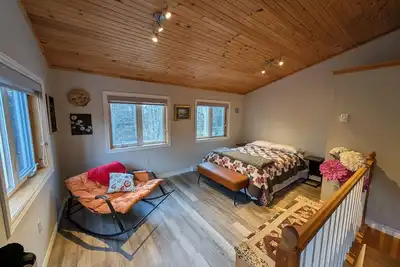 Image de Lake front cottage 5 bedrooms, bright open concept living space